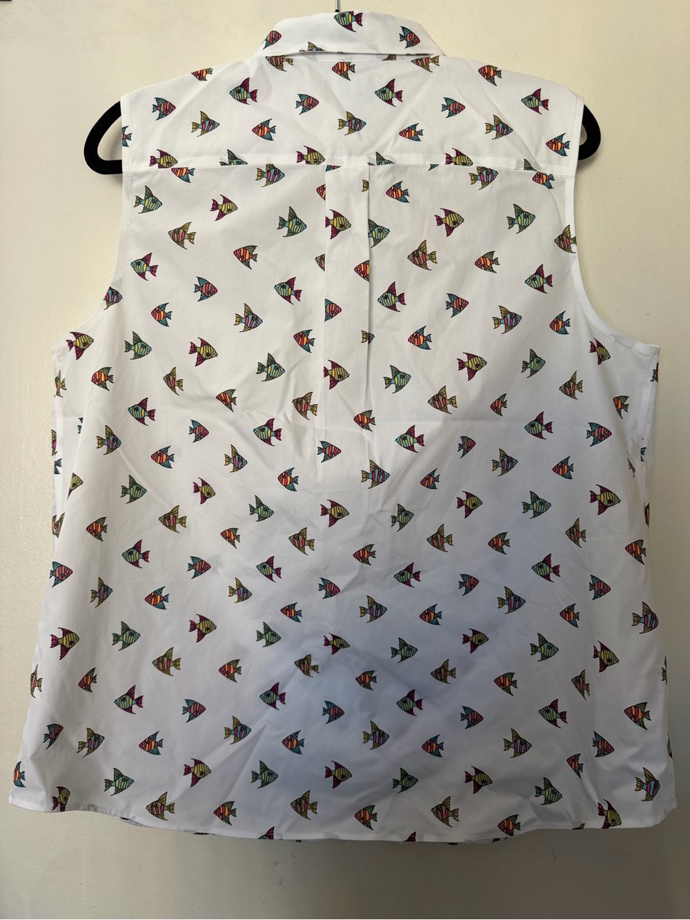 Lands’ End No Iron Supima Cotton Fish Print Sleeveless Button Front Blouse L - Picture 7 of 7